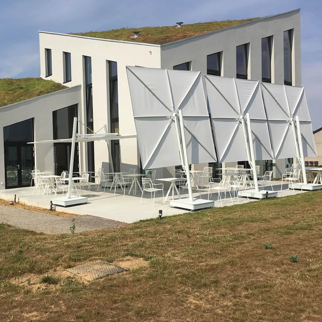 Umbrosa Versa UX Cantilever Umbrella | Architecture