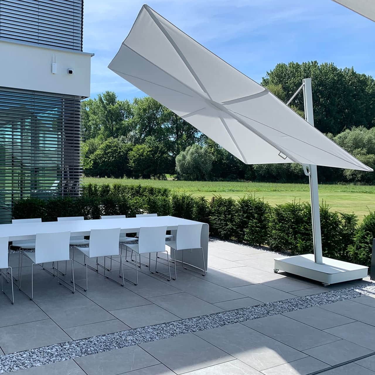 Umbrosa Versa UX Cantilever Umbrella | Architecture