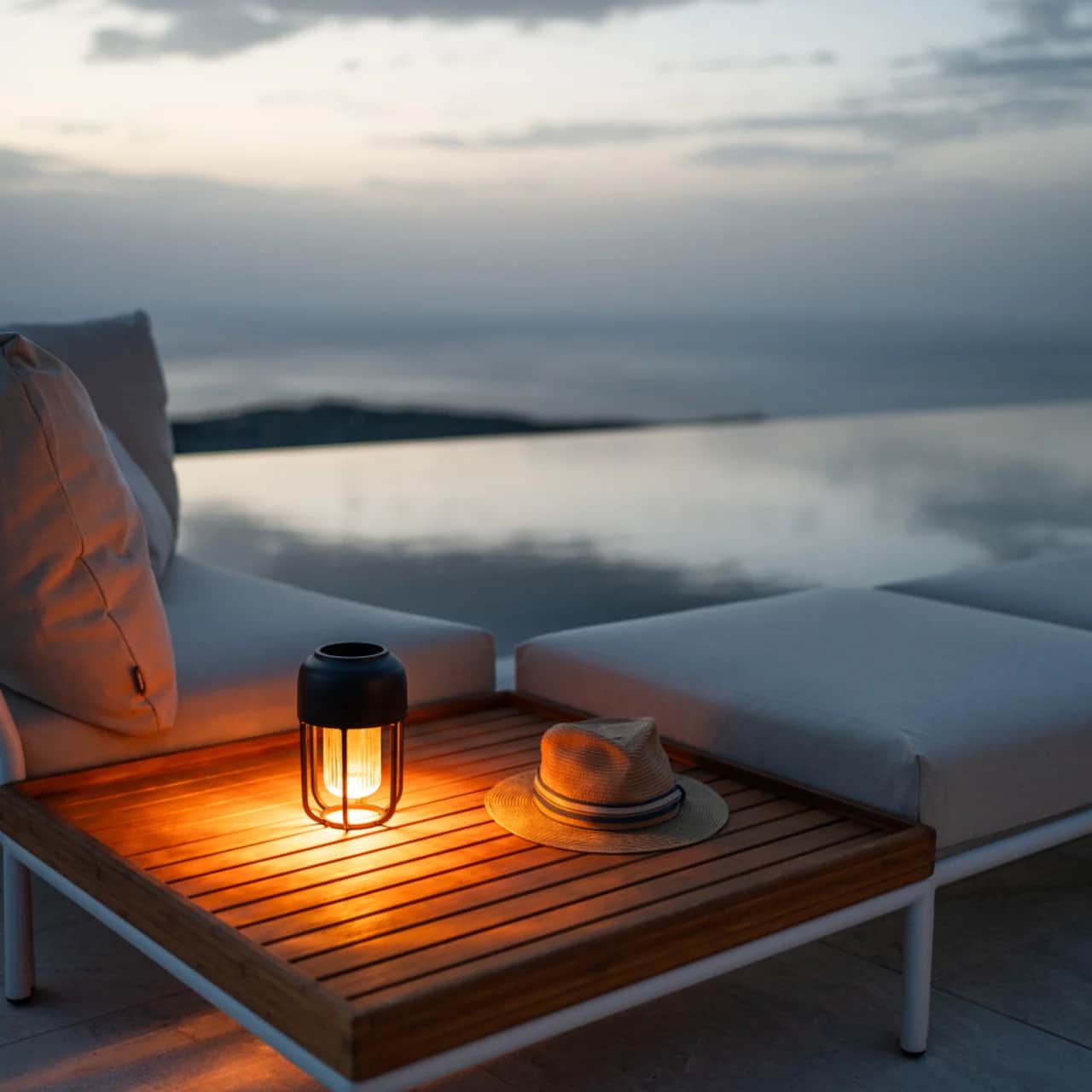 Houe light No 1 | Black