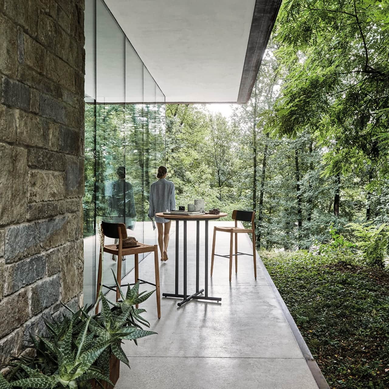 Gloster Whirl 35.5" Round Bar Table | Archi Bar Chairs