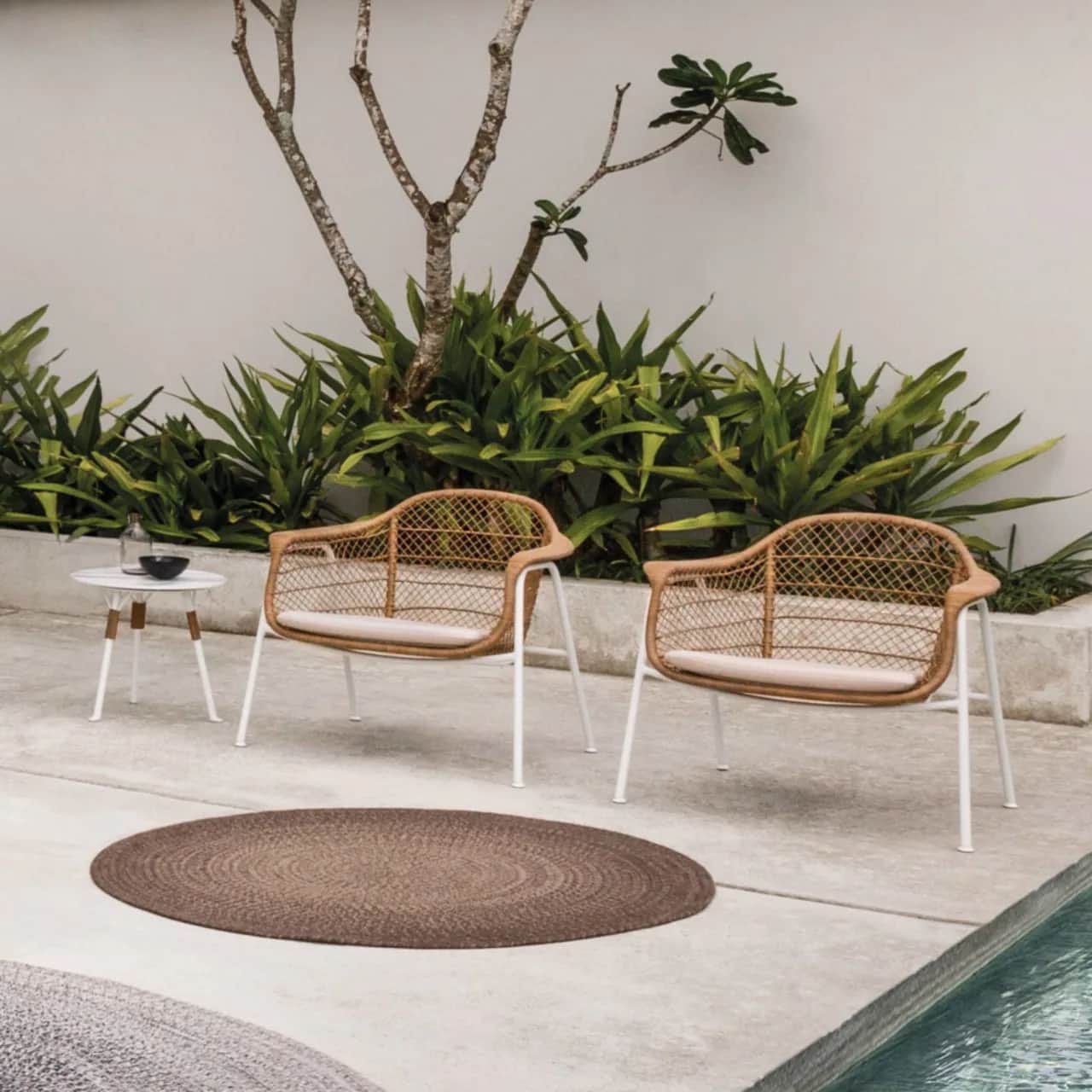 Gloster Fresco Lounge Chair | Fresco 19" Round Side Table